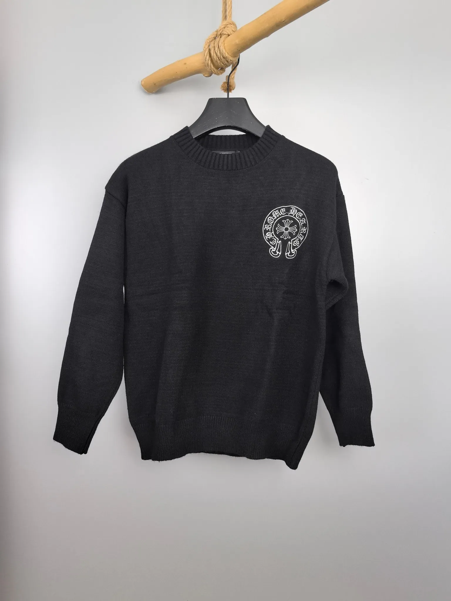P360 Chrome Hearts 2025 new Sanskrit cross-flower knitted pullover in autumn and winter. The fabric is made of pure cotton wool. It has a delicate and soft touch. The texture is breathable. It is matched with 1x1 thread in the same cylinder. The collar thread is a pure cotton zipper thread. The back is made of imported embroidery machine and is not easy to fall off. It is super delicate. It is like a ceiling. The hangtags are all developed and customized according to the original version. It adopts a box-cut design, which is more simple and loose, and also hides meat and skinny products. The product is extremely difficult. Extremely white and youthful, suitable for both men and women. It is an indispensable simple item in autumn. Positioned tailoring. Oversize. Loose fit. Full of details. Customized matching accessories. Leather embossed craftsmanship. The style is rock and roll retro. The workmanship and texture are first-class. The three labels are consistent. The packaging bag has a logo. It is tall and can be worn by both men and women.